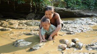 Single mother and baby use pump to suck up abandoned pond, catch lots of fish