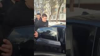 На экспертизу Диму привезла большая группа людей на 2 тонированных авто. Ксению не подпустили к сыну