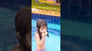 Na Piscina Com Chuva