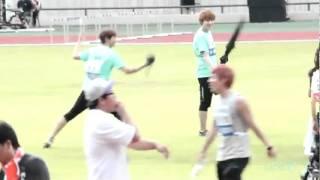 [HQ fancam] 110827 Idol Sports Day - Kyuhyun's umbrella sword fight with Minho 1