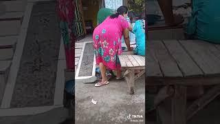 bokong semok ibu ibu kampung lagi ngerumpi