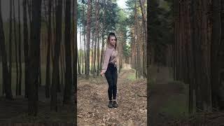 Девушка в лесу #shorts
