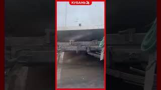Кузов оторвался от машины и снес забор в Краснодаре