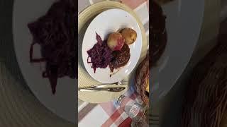 ️ SONNTAGS-ABENDESSENRouladen, Kartoffelklöße und Rotkohl (Blaukraut) mit Zimt + Apfelkompott. 