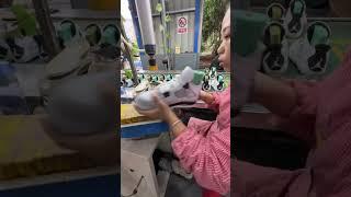 Watch how the UA/FAKE Jordan 4 Retro “Military Black” are made in overseas factories ️