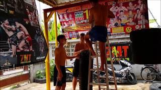 Riempire un sacco da Muay Thai al 7 Muay Thai Gym