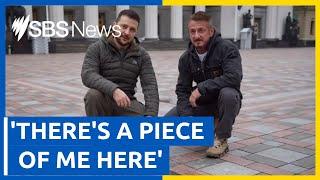 Sean Penn gives an Oscar award to Ukrainian president Volodymyr Zelenskyy | SBS News