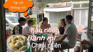 Về nhà chị gái được ăn sầu riêng, bánh mì, măng cụt. Calvin nói lên cảm nghĩ khi về Việt Nam