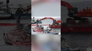 Огромный Корабль столкнулся с рыбацкой Лодкой