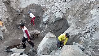 THE ARE LARGE ROCKS EMBEDDED IN THE MINING AREA DUE TO YESTERDAY 'S LARGE LANDSLIDE