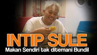 ISU (intip sule) makan sendiri ga ditemani bundil.