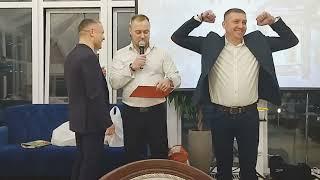 Один победитель в боях без правил, второй еле сдерживается, чтобы не заплакать.... от смеха.