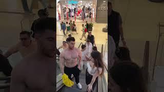 ОДНАЖДЫ ПОЖЕНИЛИСЬ НА ЭСКАЛАТОРЕ/ПРАНК/РЕАКЦИЯ #пранк #реакция #shorts