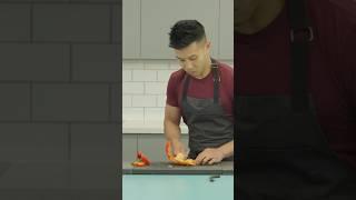 Fastest time to slice a bell pepper - 9.43 seconds by Wallace Wong 🫑