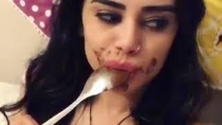 Naz Mila Çikolatayı yalıyor..