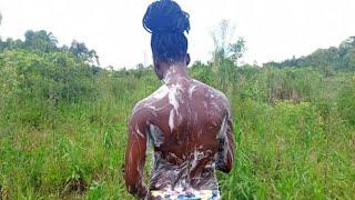 Unbelievable‼️ African Girl Bathing in the Bush