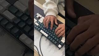 I UPGRADED My Friend's 40$ Keyboard (THOCK)