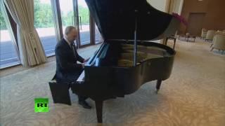 Putin plays remove kebab theme on piano