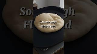 Hausgemachte Sauerteig-Sandwiches mit frischem Pesto und ofengerösteten Tomaten.#sauerteig-sandwi...