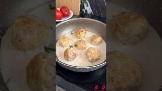 СОЧНЫЕ КОТЛЕТЫ С СЫРОМ В НЕЖНОМ СОУСЕ