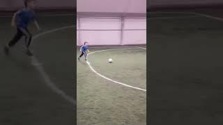 МАЛЫШ ФУТБОЛИСТ ИГРАЕТ ОДИН НА ОДИН  BABY FOOTBALL PLAYER PLAYS ONE ON ONE  #малышфутболист