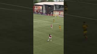 What a pass from Ajax U17s player Levi Acheampong! 