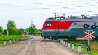 Russian freight train at the railroad crossing / Грузовой поезд проходит жд переезд