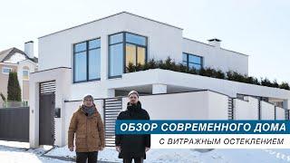 Современный дом с эксплуатируемой кровлей и панорамным остеклением