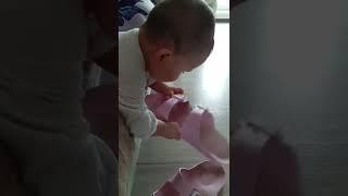 Непреодолимый интерес к маминым тапкам