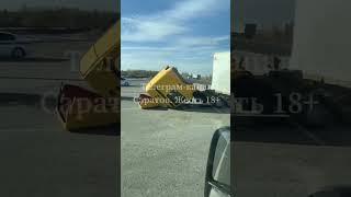 На выезде из Саратова фура развалилась на две части