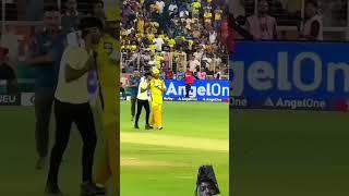 MS DHONI FAN TOUCH HIS FEET  Then Dhoni Hug him #MSDHONI #VIRATKOHLI #ROHITSHARMA #MSD #DHONI️‍🩹