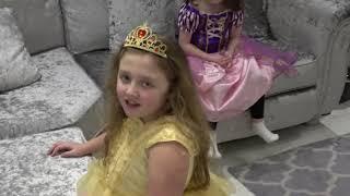 Sophia, Isabella e Alice Brincando de Princesas Disney