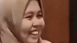 ibu muda jilbab coklat menyusui dengan bahagia||breastfeeding