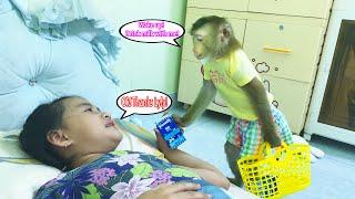 Monkey Lyly suddenly gave Dung a gift to thank her sister for all her love.