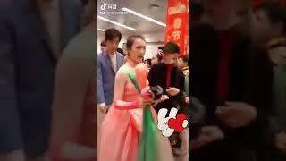 肖战饭拍：即便是这么模糊的视频也能看出他超级帅 Xiao Zhan Fancam: He's super handsome even in such a blurry video 