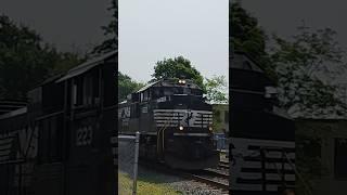 NS 1223 & 4765 through Topton P.A #metal #rock #music #train #steeltrain #nsrail #driverlesstrain