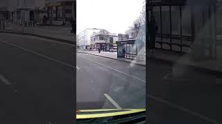 Проезд перекрестка с сиреной и мигалкой. Driving through an intersection with a siren in Russia