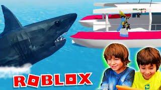 A la caza del TIBURON!! Dani y Evan en ROBLOX SHARK BITE!!