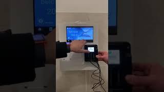 Демонстрация работы оборудования в прачечной самообслуживания студенческого общежития в Омске.