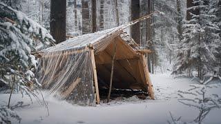 We build an amazing mess with the help of polyethylene film. BUSHCRAFT CAMP IN THE FOREST / SURVIVAL