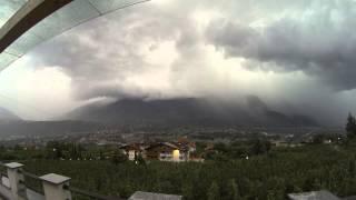 Gewitterwolken über Meran in Südtirol