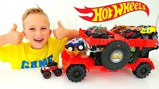 Влад и Никита играют с монстр-траками Hot Wheels.