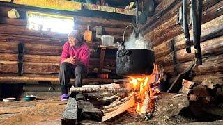 Vive solo en el medio del bosque salvaje Taiga lejos de la civilización en Rusia