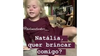 Helena Becker chama Natália para Brincar com ela