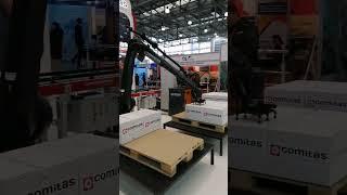 Промышленный робот манипулятор с клешней для работы на складе. Industrial robot.