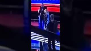Вся Америка в шоке - Байден еле еле спустился со сцены при помощи дв х человек