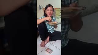 bundanya makan ga sadar sampe kelihatan branya