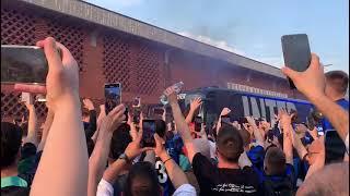 FCINTER1908 allo stadio per Inter-Atalanta: l'accoglienza dei tifosi per il pullman