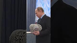 #putin #lider #presidente #rusia Vladimir Putin is crowned. Putin the King.