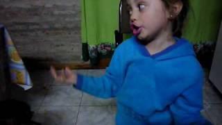 DIVERTIDO,cantando jazmin Renatti,(chivilcoy), su hermano Benjamin trata de impedirlo...